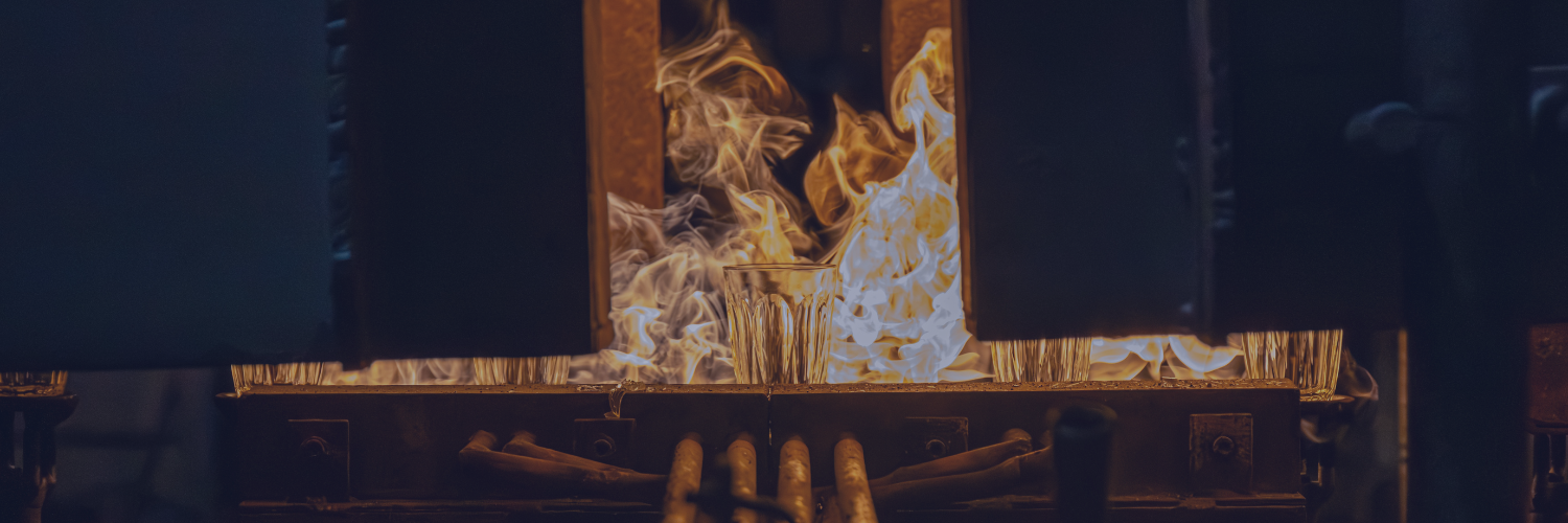 Verre en pleine fabrication au sein de l'usine Duralex