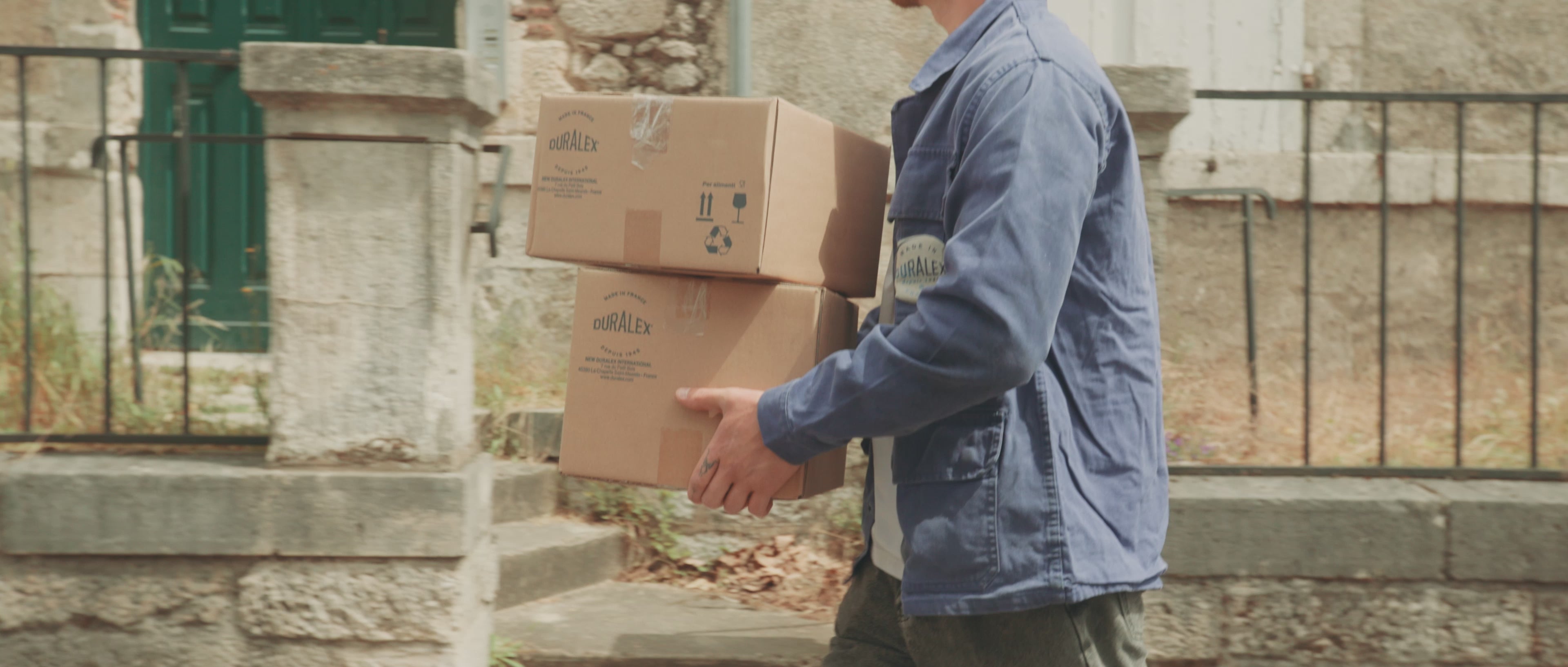 Charger la vidéo : Vidéo des 80 ans Duralex avec les packs collectors 80 ans et leur nouveaux t-shirt Duralex