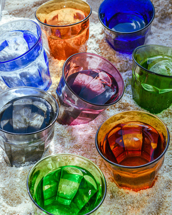 Verre à eau transparent et coloré