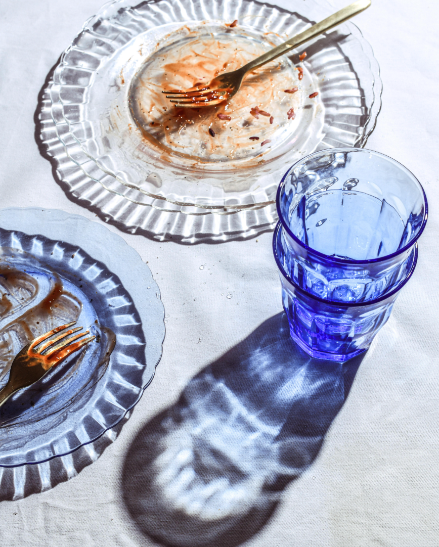 Table avec assiettes transparentes et bleues de la collection picardie avec gobelet bleu picardie 